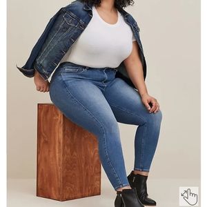 Torrid sz 16 BOMBSHELL SKINNY PREMIUM STRETCH HIGH-RISE JEAN